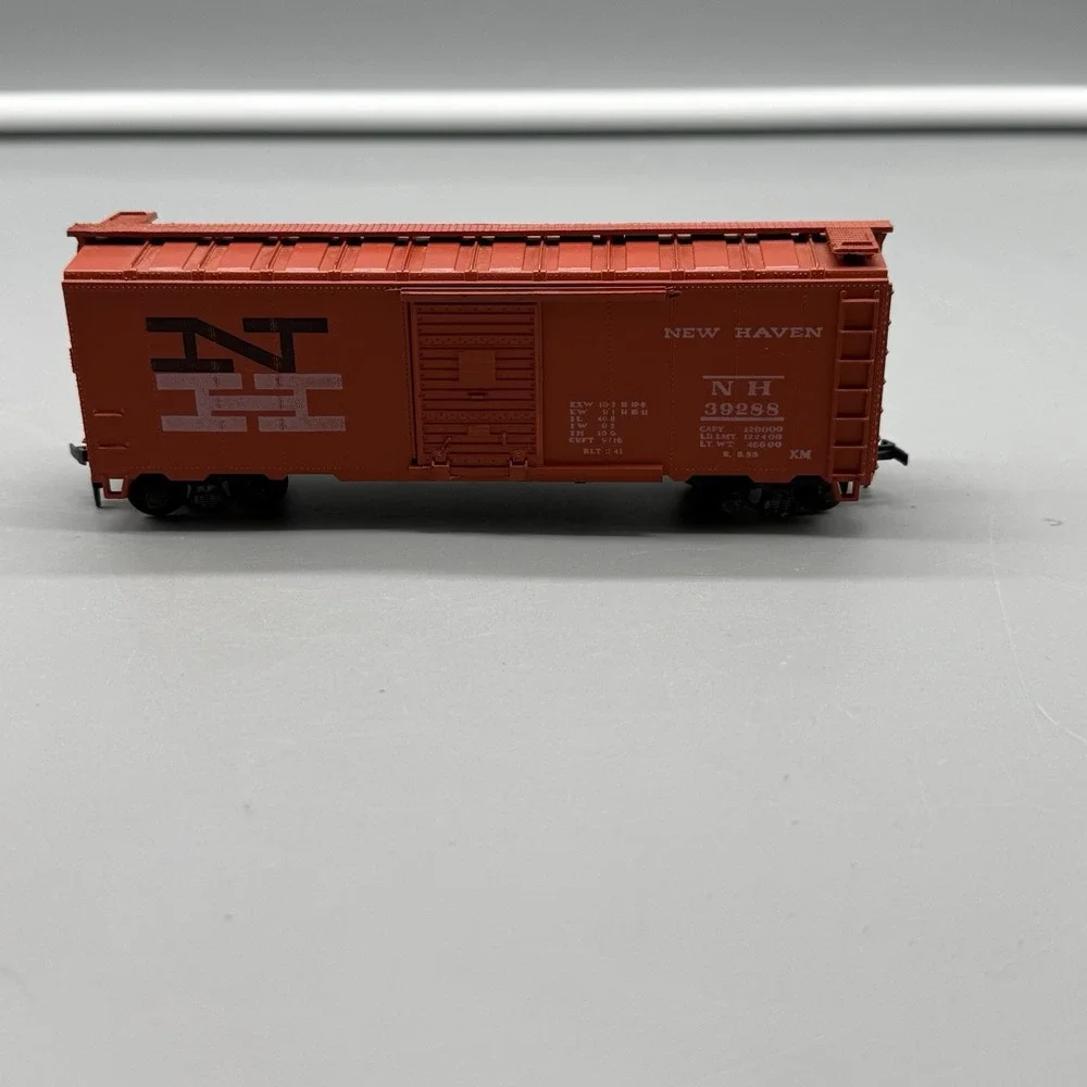New Haven NH 39288 Boxcar Red Model Train Freight Car HO Scale Vintage